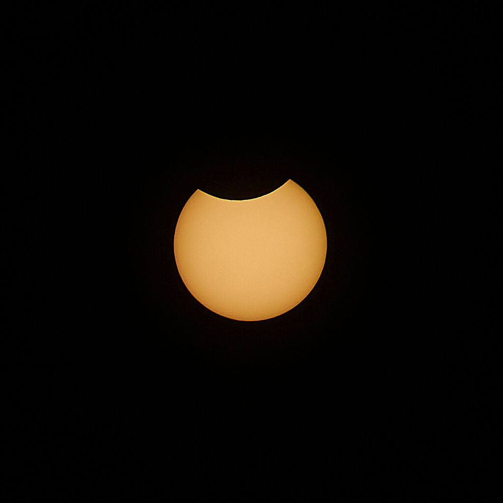 "Angeknabberte" Sonne während einer partiellen Finsternis